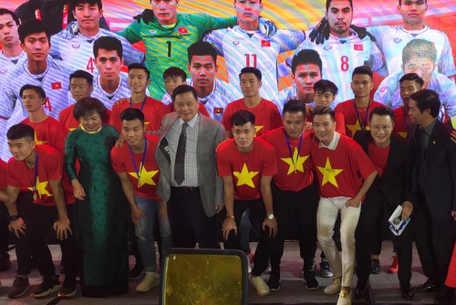 Đàm Vĩnh Hưng xin chữ ký cầu thủ U23